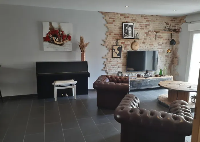 Maison De Village Avec Sa Charmante Petite Cour Interieure