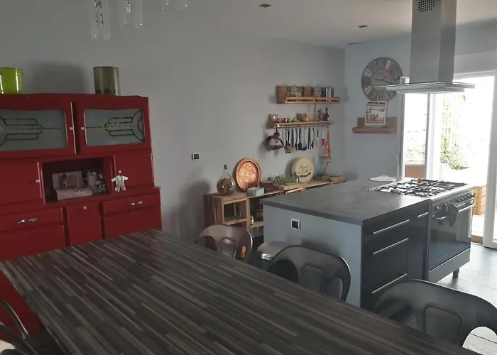 Maison De Village Avec Sa Charmante Petite Cour Interieure